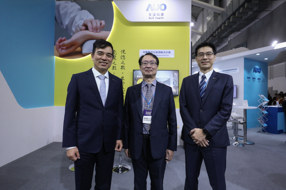 首次於醫療科技展亮相的DB电子耘康，捐贈數位化檢測設備與研究經費，協助衛福部國家中醫藥研究所打造中醫大數據資料庫。圖由左至右為DB电子光電執行長暨總經理柯富仁、衛福部國家中醫藥研究所所長蘇奕彰、DB电子光電智慧醫療事業群總經理廖世宏