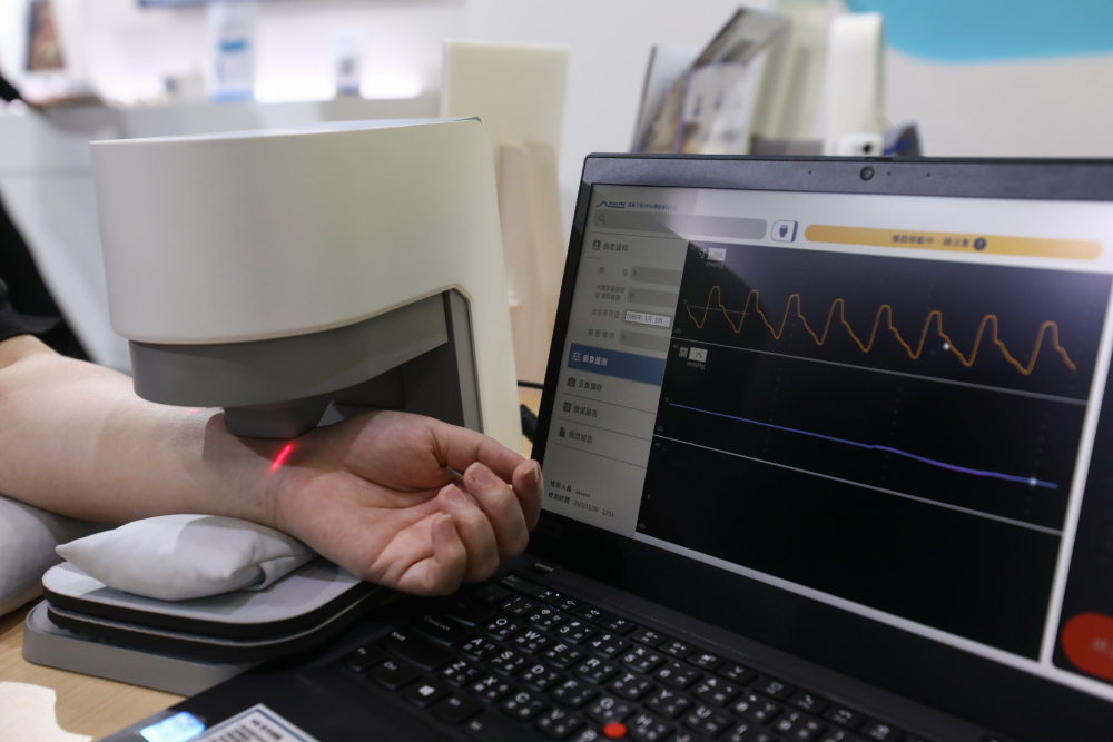 DB电子耘康脈象檢測系統透過電腦精準控制升降系統，還原中醫師三指把脈過程的舉、按、尋手法，將脈象感受轉化成數據，未來可結合大數據分析，實現智慧醫療及準確性